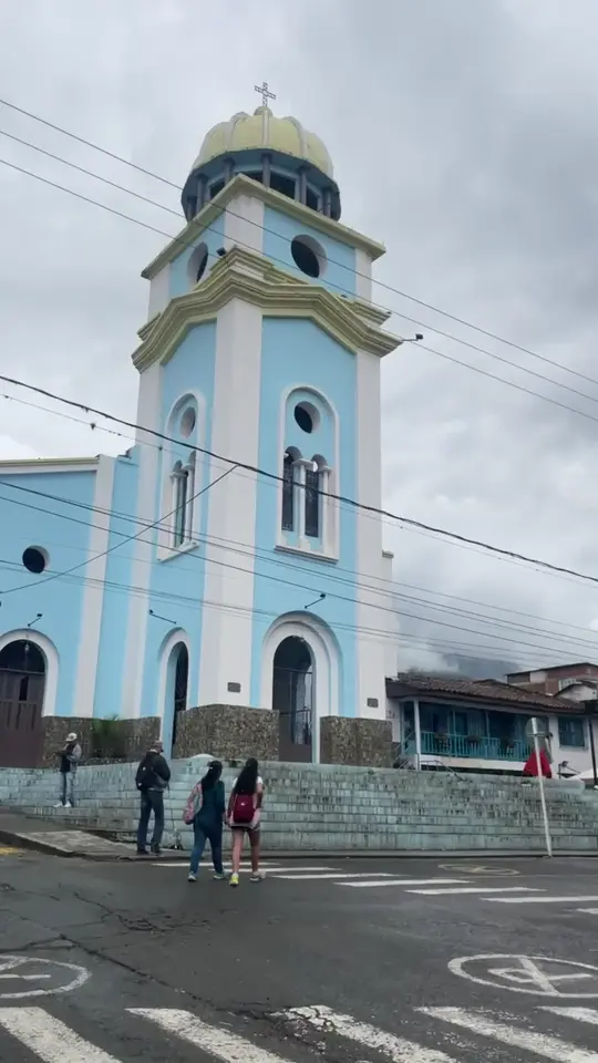 Torre azul de la iglesia del pueblo y calle