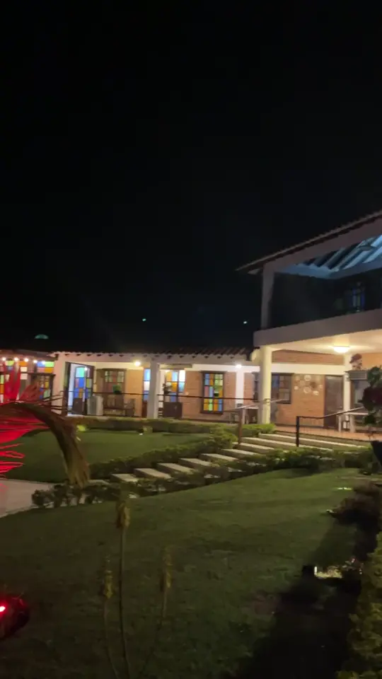 Corredor de la casa principal con jardín iluminado