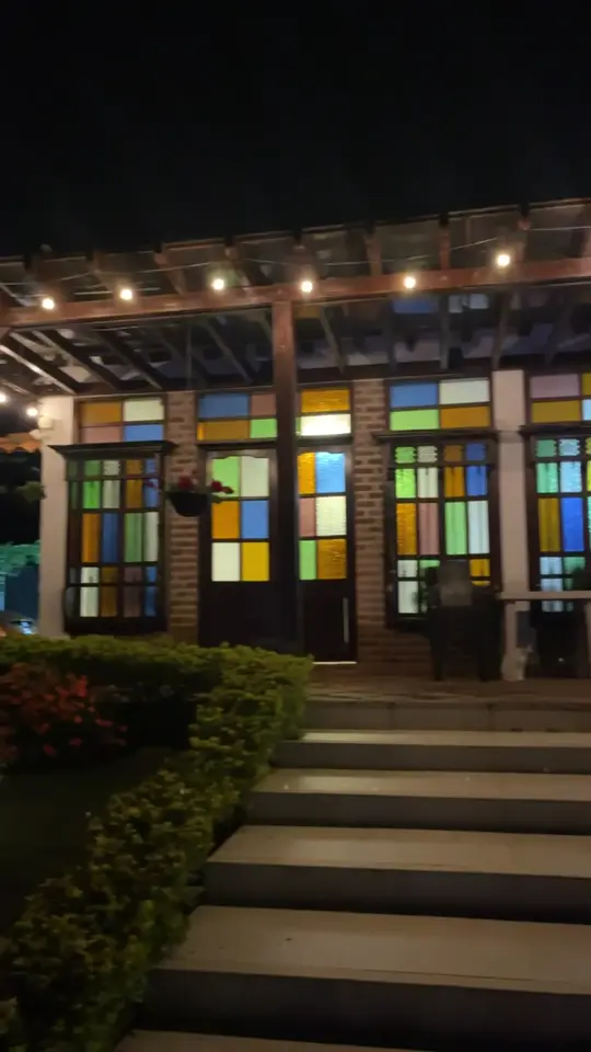Vitrales de colores encendidos en la casa principal