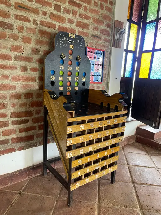 Juego de mesa de madera junto a los vitrales del salón
