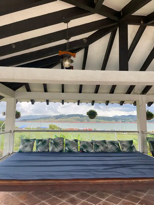 Terraza cubierta con vista al Lago Calima